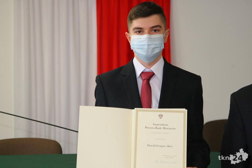 Premier nagrodził najlepszych uczniów szkół średnich powiatu koneckiego [wideo, zdjęcia]