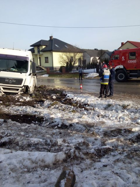 Wypadek z udziałem ciężarówki w Rudzie Pilczyckiej [zdjęcia]