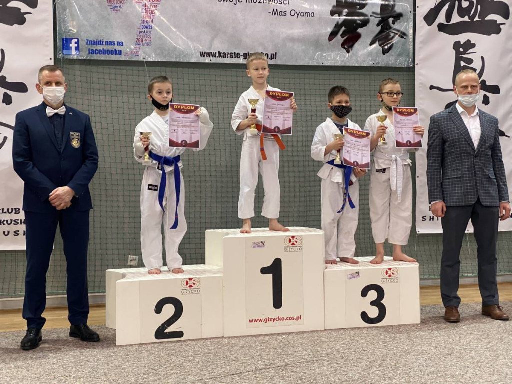 Karatecy z gminy Stąporków wrócili z medalami z Giżycka [zdjęcia]