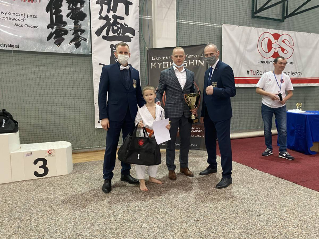Karatecy z gminy Stąporków wrócili z medalami z Giżycka [zdjęcia]