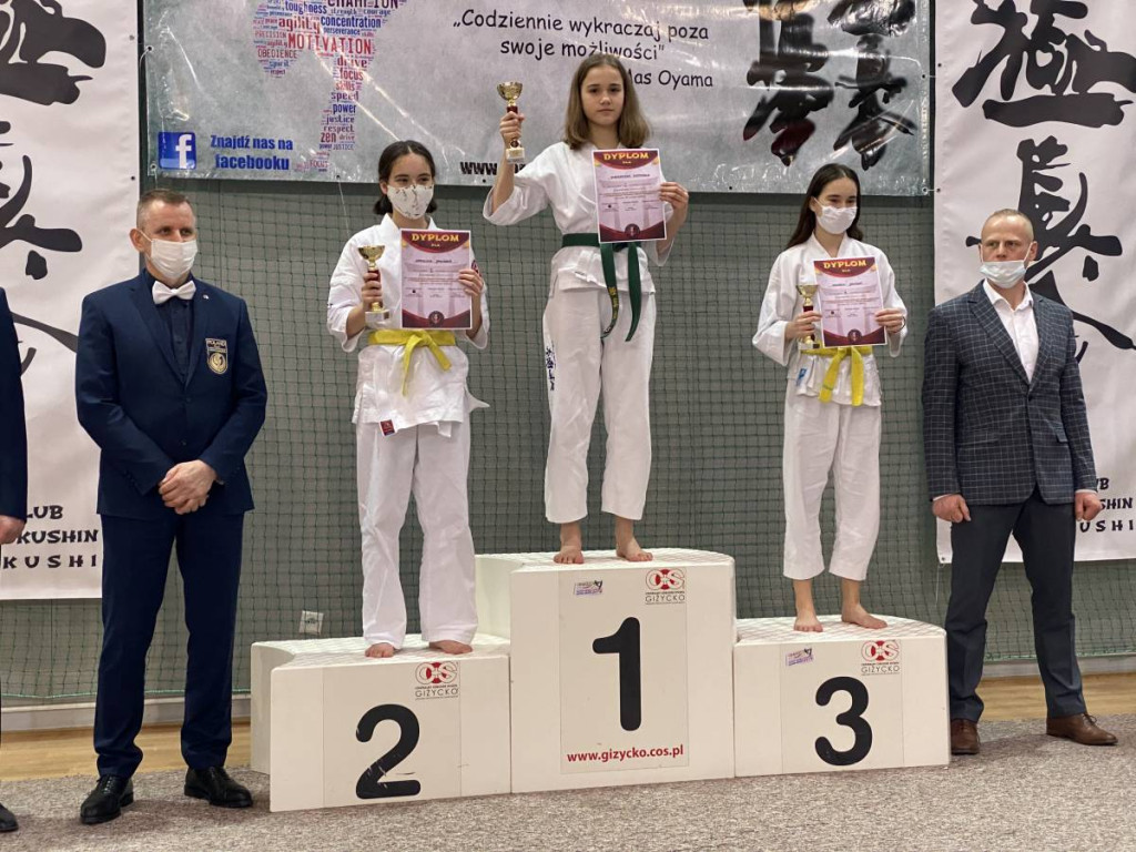 Karatecy z gminy Stąporków wrócili z medalami z Giżycka [zdjęcia]
