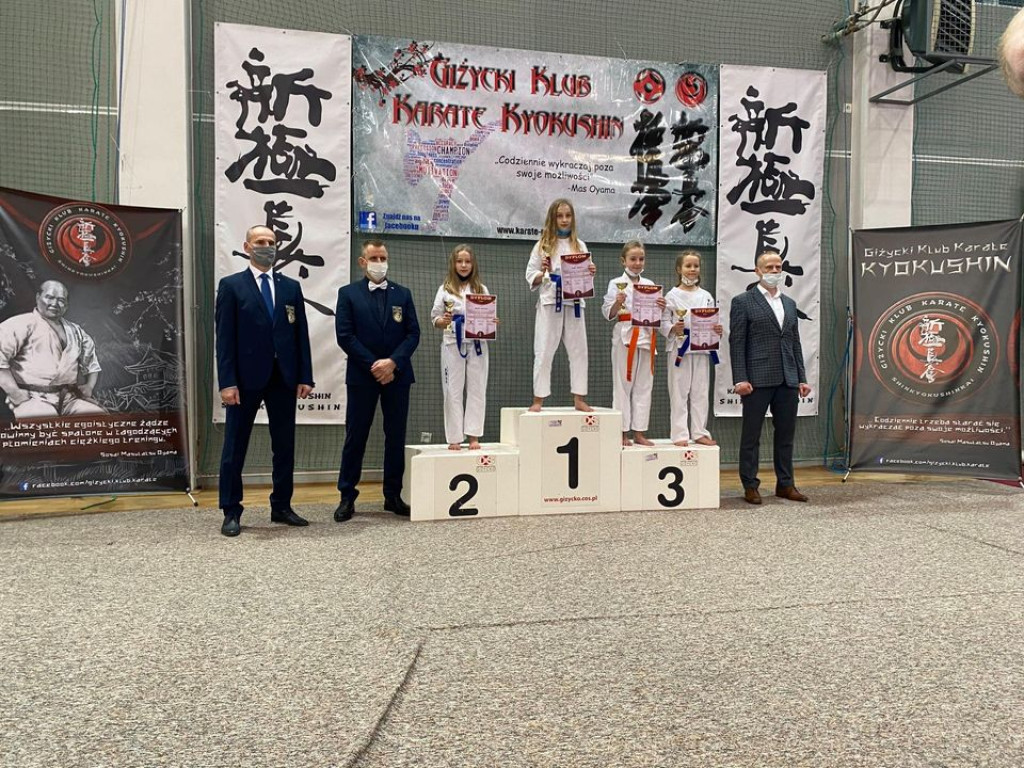 Karatecy z gminy Stąporków wrócili z medalami z Giżycka [zdjęcia]