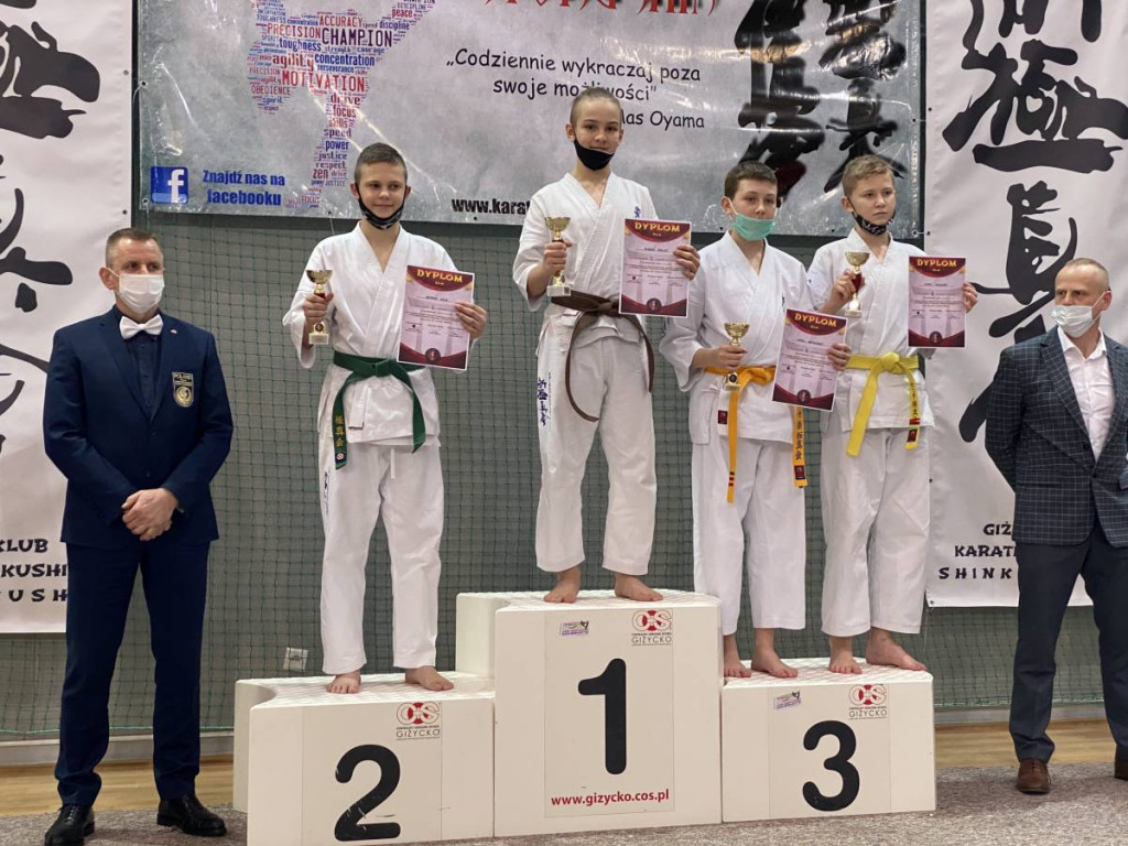 Karatecy z gminy Stąporków wrócili z medalami z Giżycka [zdjęcia]