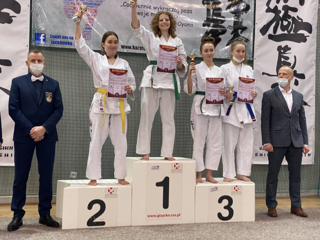 Karatecy z gminy Stąporków wrócili z medalami z Giżycka [zdjęcia]