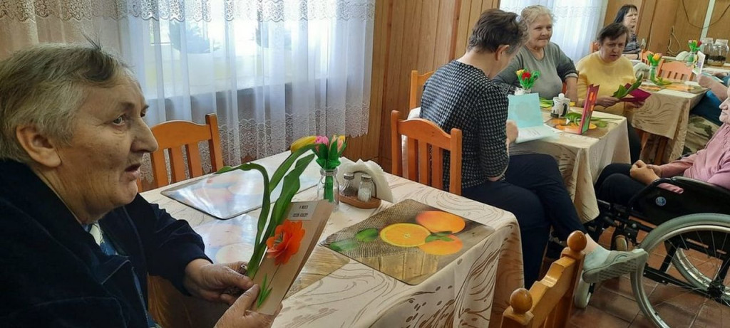 Podopieczni SOSW Barycz z niespodzianką dla pań z DPS-u i Szpitala św. Łukasza w Końskich [zdjęcia]