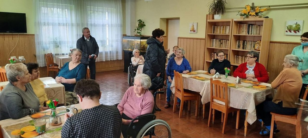Podopieczni SOSW Barycz z niespodzianką dla pań z DPS-u i Szpitala św. Łukasza w Końskich [zdjęcia]