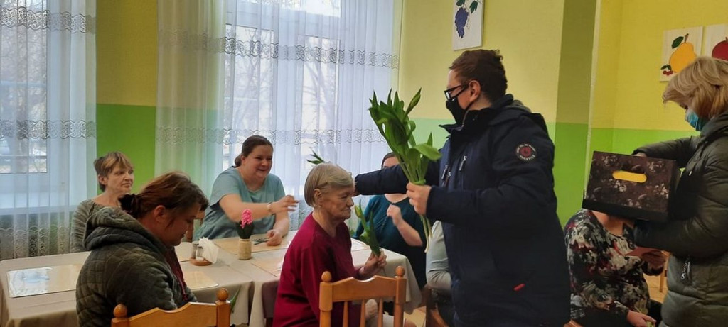 Podopieczni SOSW Barycz z niespodzianką dla pań z DPS-u i Szpitala św. Łukasza w Końskich [zdjęcia]