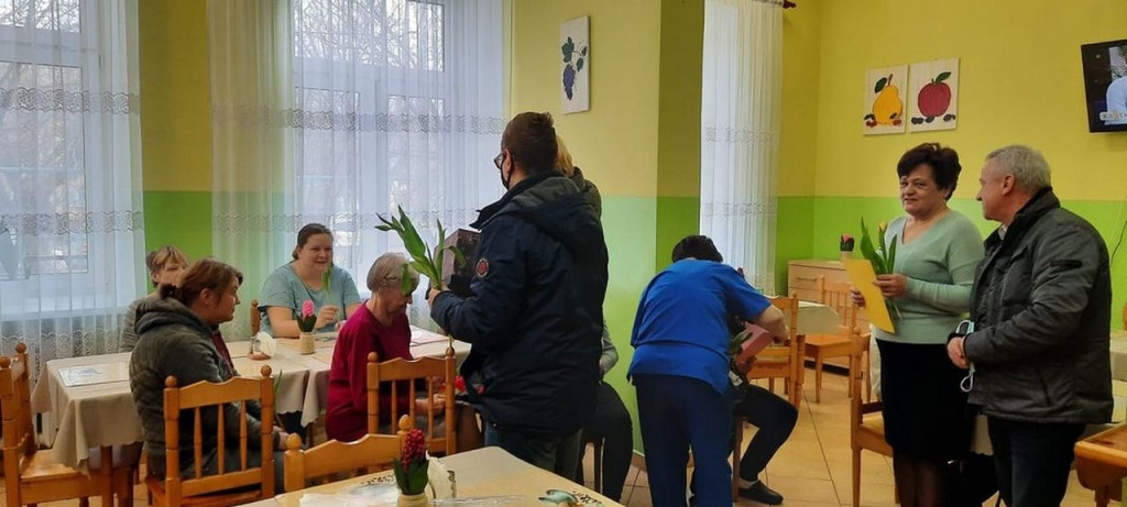 Podopieczni SOSW Barycz z niespodzianką dla pań z DPS-u i Szpitala św. Łukasza w Końskich [zdjęcia]