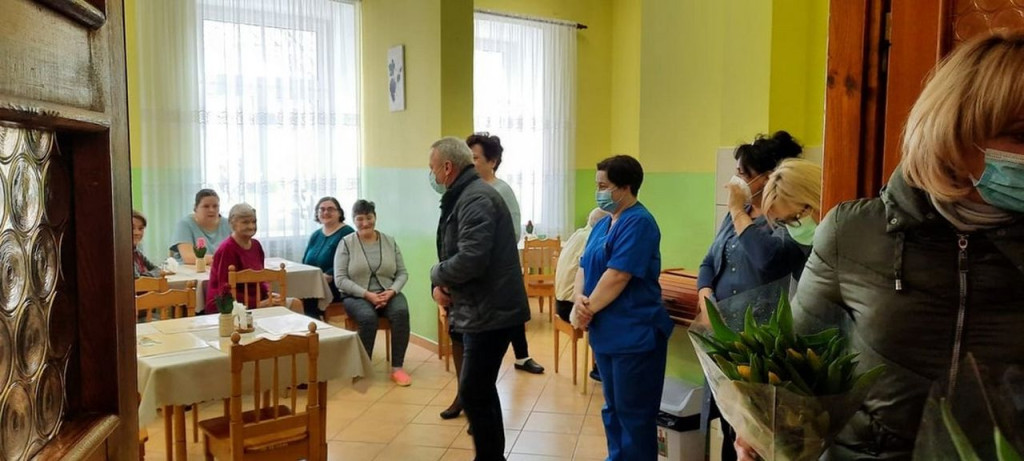 Podopieczni SOSW Barycz z niespodzianką dla pań z DPS-u i Szpitala św. Łukasza w Końskich [zdjęcia]