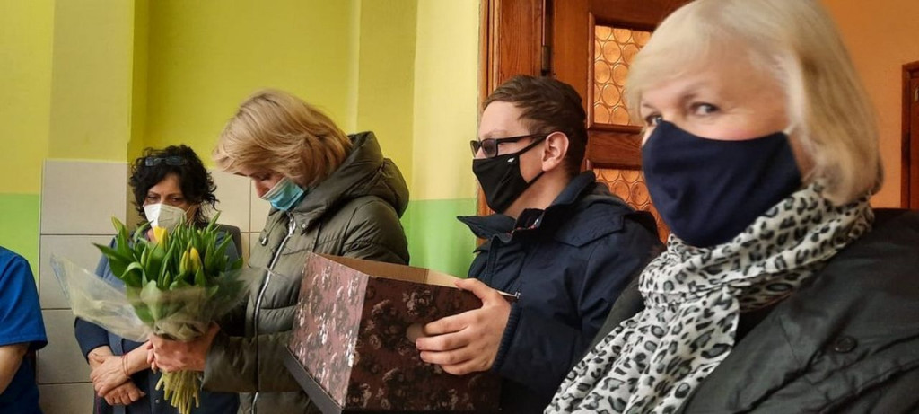Podopieczni SOSW Barycz z niespodzianką dla pań z DPS-u i Szpitala św. Łukasza w Końskich [zdjęcia]