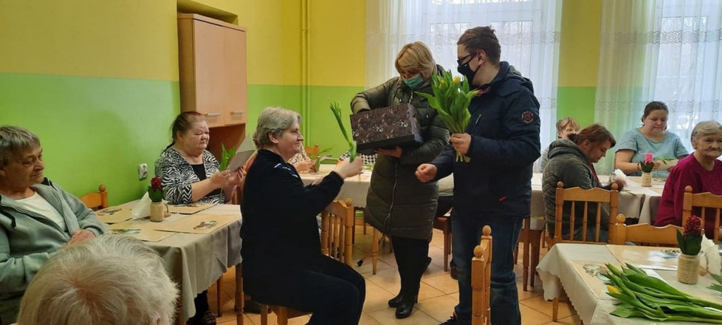 Podopieczni SOSW Barycz z niespodzianką dla pań z DPS-u i Szpitala św. Łukasza w Końskich [zdjęcia]