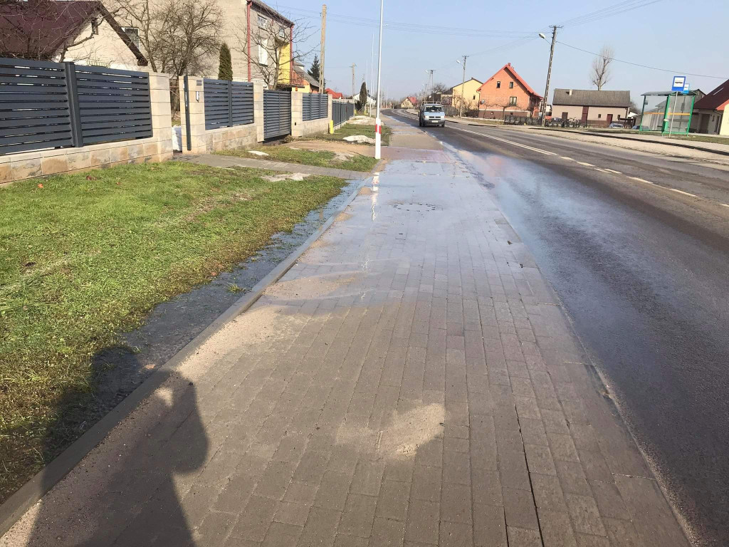 Mieszkańcy Mularzowa narzekają na podtopienia. Winą droga? [zdjęcia]