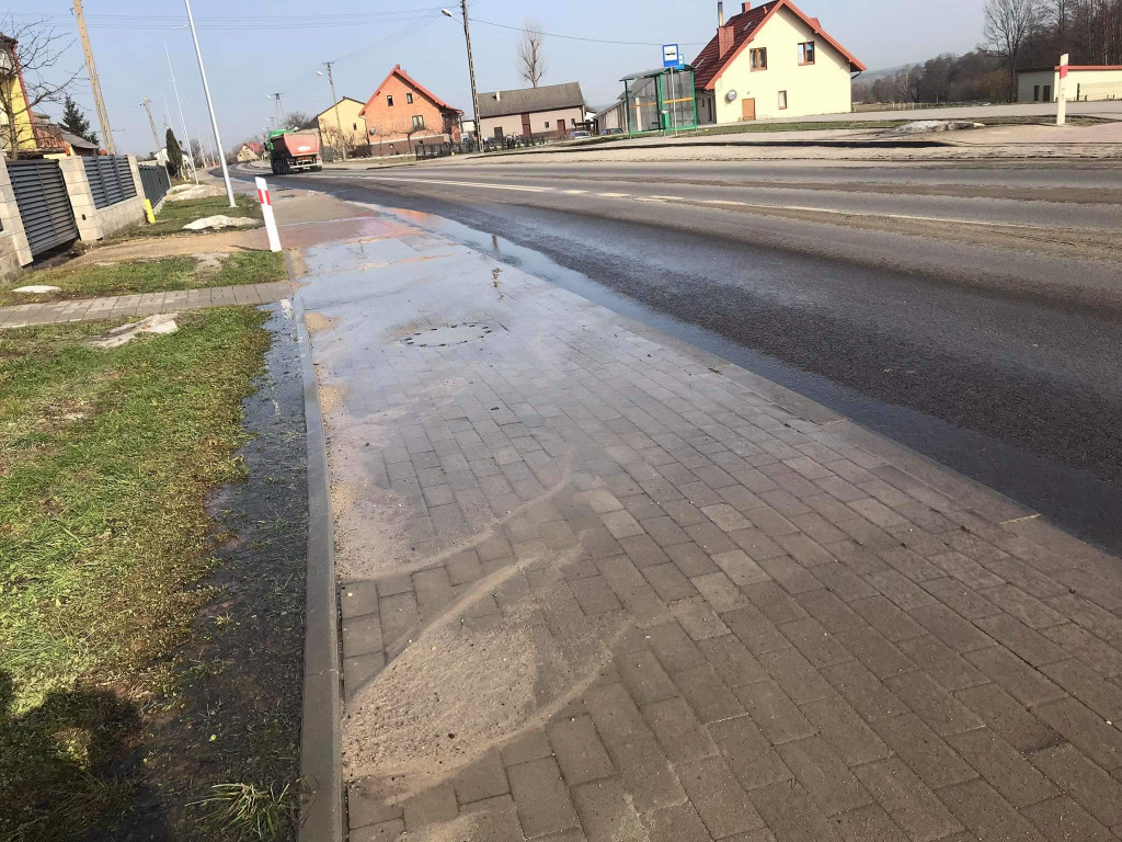 Mieszkańcy Mularzowa narzekają na podtopienia. Winą droga? [zdjęcia]