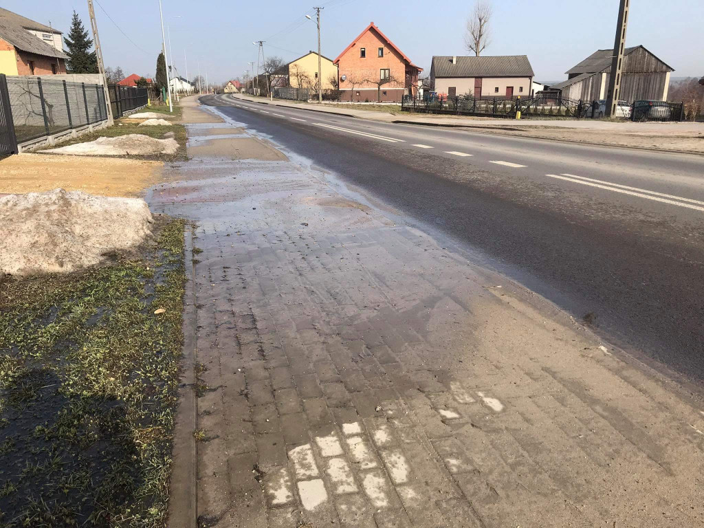 Mieszkańcy Mularzowa narzekają na podtopienia. Winą droga? [zdjęcia]