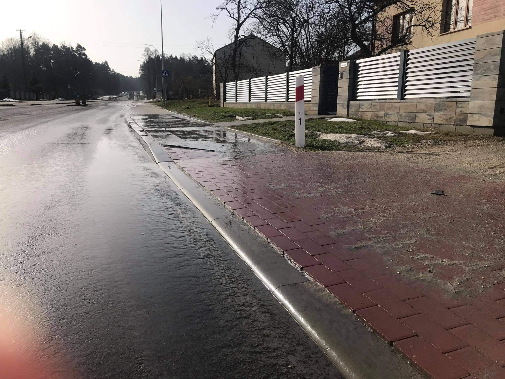 Mieszkańcy Mularzowa narzekają na podtopienia. Winą droga? [zdjęcia]