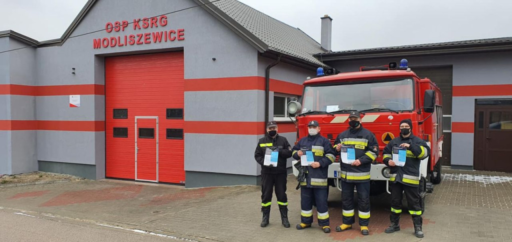 Strażacy z powiatu koneckiego zachęcają do szczepień przeciwko COVID-19 [zdjęcia]