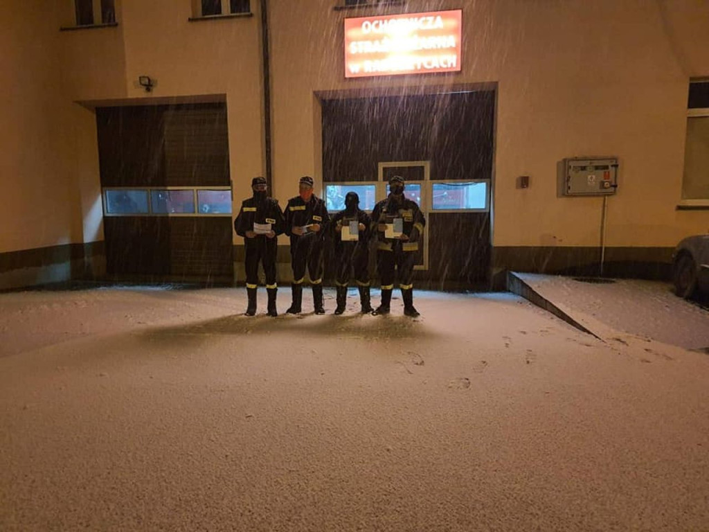Strażacy z powiatu koneckiego zachęcają do szczepień przeciwko COVID-19 [zdjęcia]