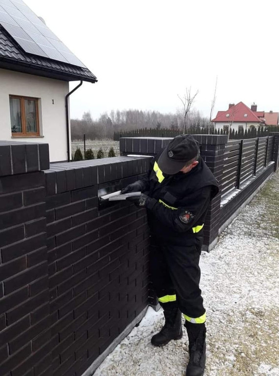 Strażacy z powiatu koneckiego zachęcają do szczepień przeciwko COVID-19 [zdjęcia]