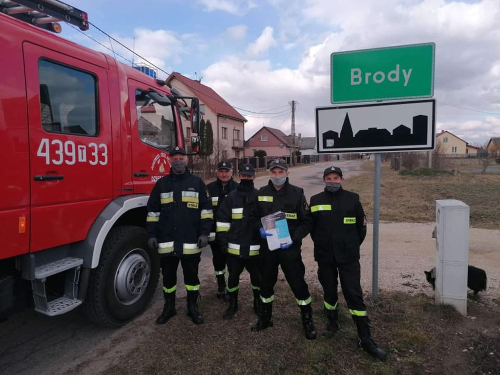 Strażacy z powiatu koneckiego zachęcają do szczepień przeciwko COVID-19 [zdjęcia]