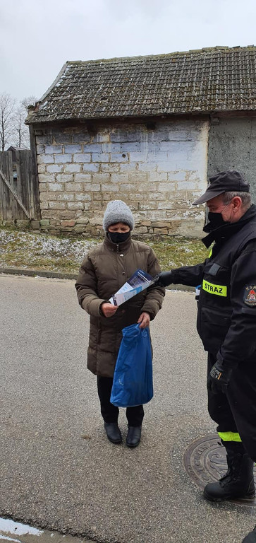 Strażacy z powiatu koneckiego zachęcają do szczepień przeciwko COVID-19 [zdjęcia]