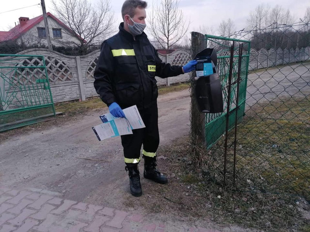 Strażacy z powiatu koneckiego zachęcają do szczepień przeciwko COVID-19 [zdjęcia]
