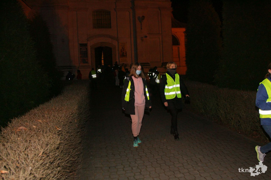 Celebrowali drogę krzyżową nocnym marszem do Czarnej [wideo, zdjęcia]