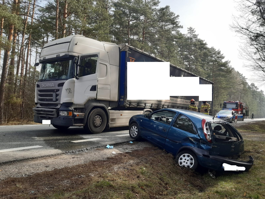 Wypadek na DK 74. Jedna osoba w szpitalu [zdjęcia]