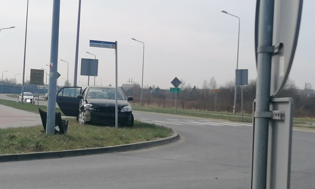Kolizja na obwodnicy Końskich. Kolejna w tym samym miejscu [zdjęcia]