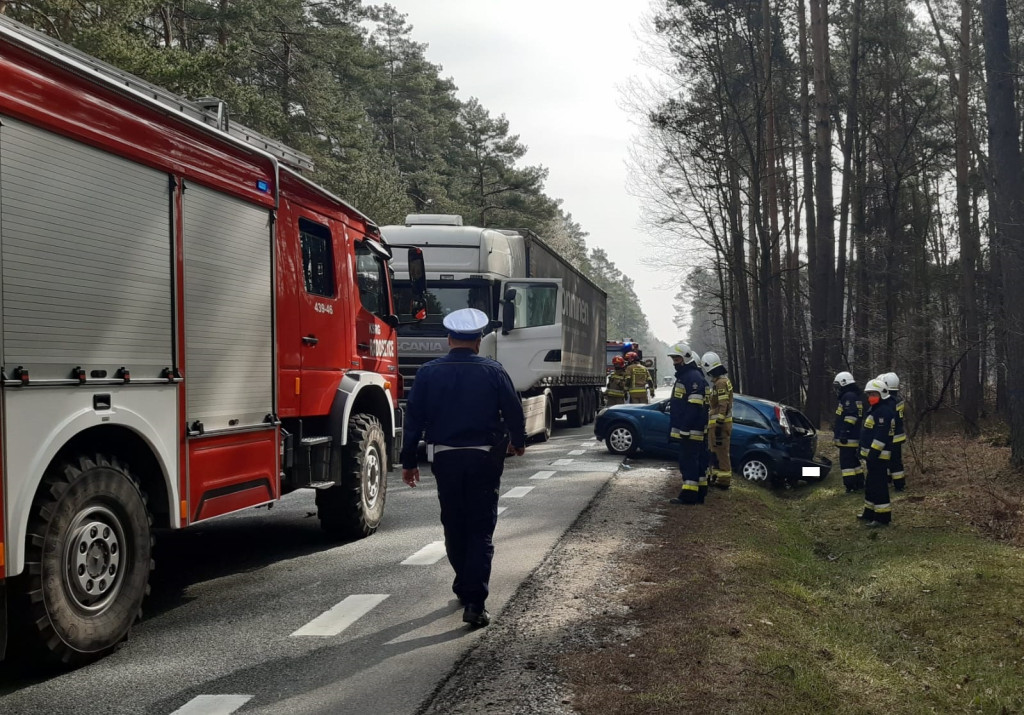 Wypadek na DK 74. Jedna osoba w szpitalu [zdjęcia]