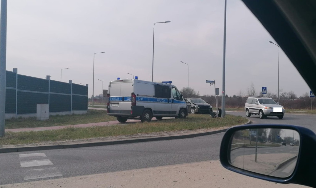 Kolizja na obwodnicy Końskich. Kolejna w tym samym miejscu [zdjęcia]