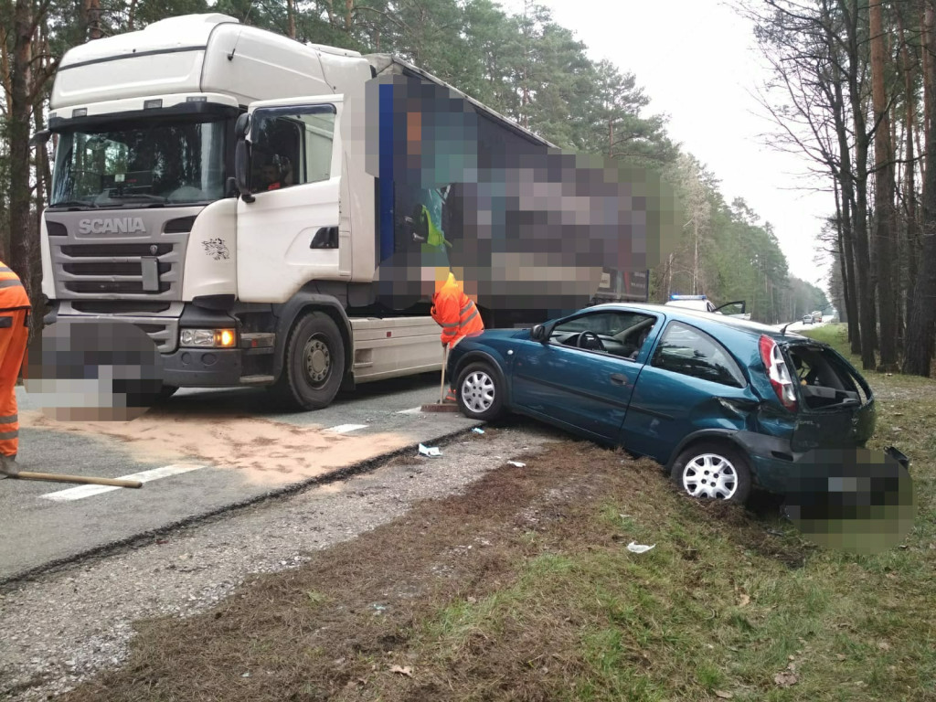 Wypadek na DK 74. Jedna osoba w szpitalu [zdjęcia]