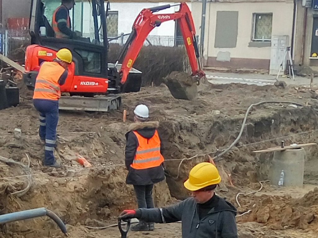 Praca wre przy nowym rondzie w Końskich [zdjęcia]
