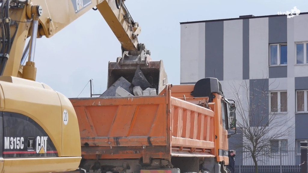 Zmiany na Targowicy Miejskiej w Końskich. Za nami prace rozbiórkowe [wideo]