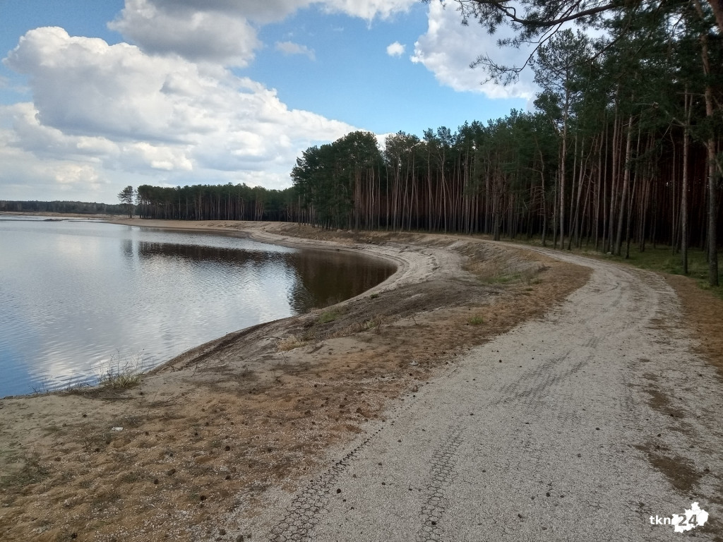Rozjeżdżają i zaśmiecają zbiornik w Sielpi. Pojawią się fotopułapki [wideo, zdjęcia]