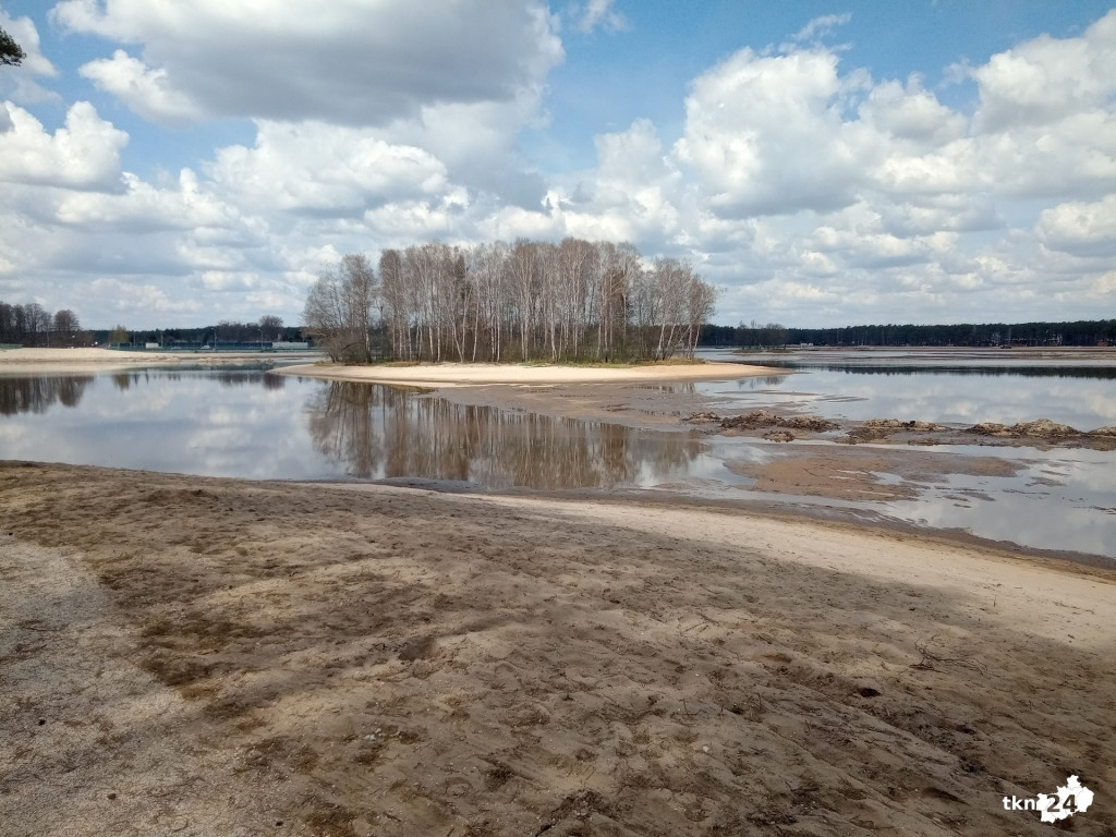 Rozjeżdżają i zaśmiecają zbiornik w Sielpi. Pojawią się fotopułapki [wideo, zdjęcia]