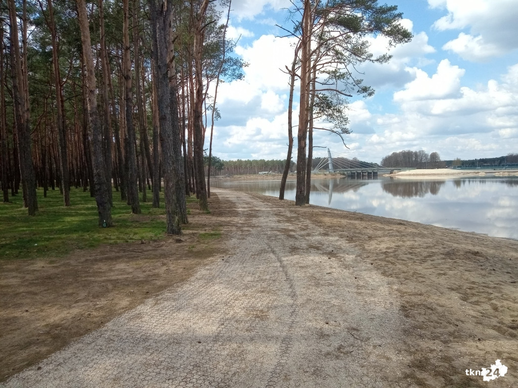 Rozjeżdżają i zaśmiecają zbiornik w Sielpi. Pojawią się fotopułapki [wideo, zdjęcia]