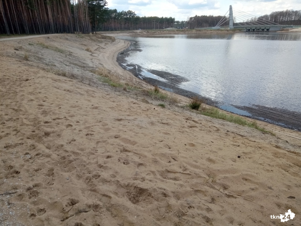 Rozjeżdżają i zaśmiecają zbiornik w Sielpi. Pojawią się fotopułapki [wideo, zdjęcia]