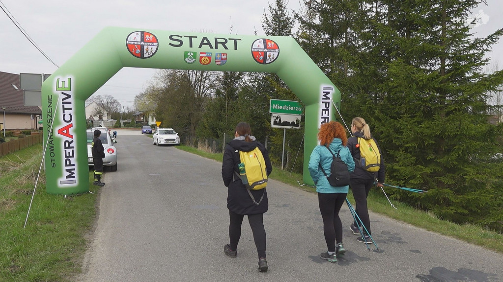 Piechurzy z całej Polski wyruszyli na Piekielny Maraton Pieszy [wideo, zdjęcia]