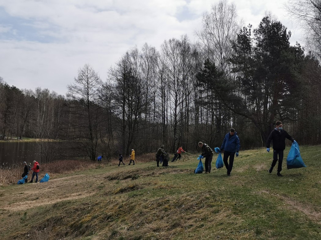Sprzątali okolice Górnego Stawu w Baryczy [zdjęcia]