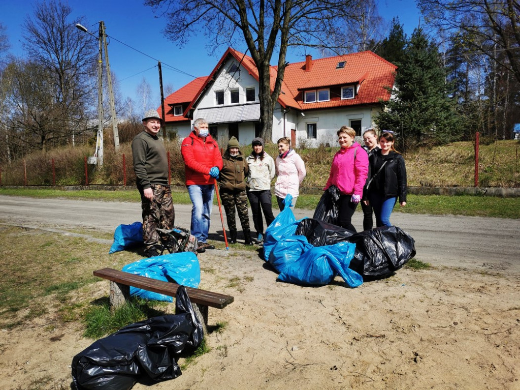 Sprzątali okolice Górnego Stawu w Baryczy [zdjęcia]
