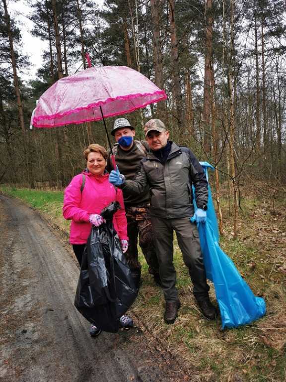 Sprzątali okolice Górnego Stawu w Baryczy [zdjęcia]