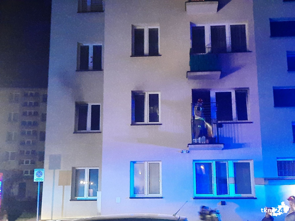 Pożar mieszkania w Końskich. Trwa akcja gaśnicza [zdjęcia]