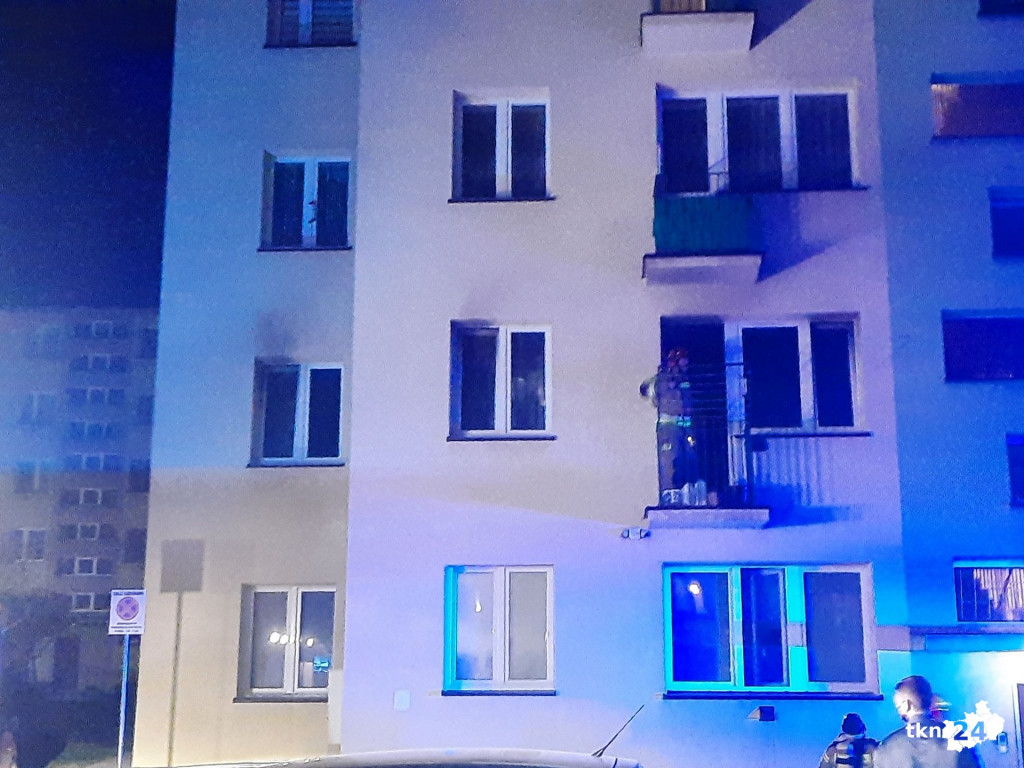 Pożar mieszkania w Końskich. Trwa akcja gaśnicza [zdjęcia]