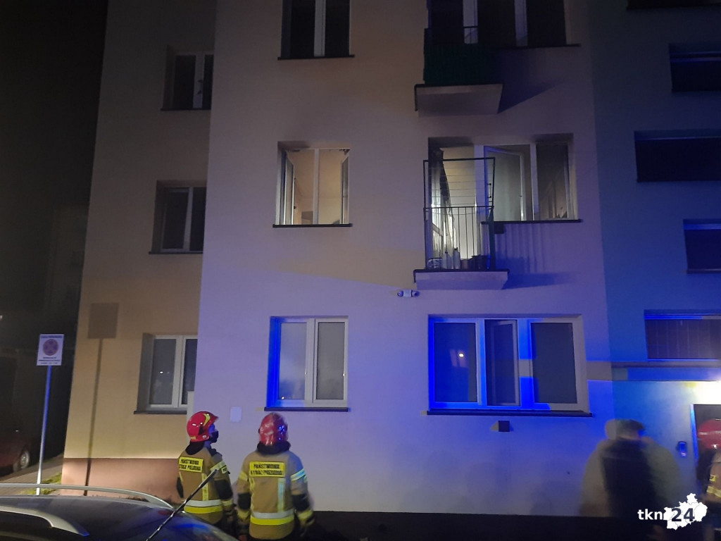 Pożar mieszkania w Końskich. Trwa akcja gaśnicza [zdjęcia]