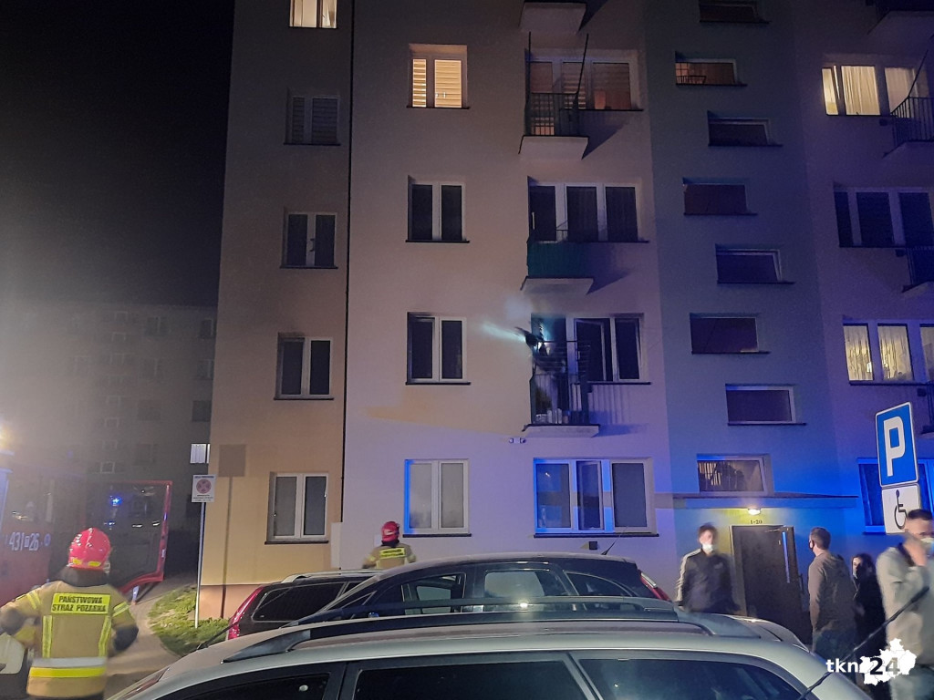 Pożar mieszkania w Końskich. Trwa akcja gaśnicza [zdjęcia]