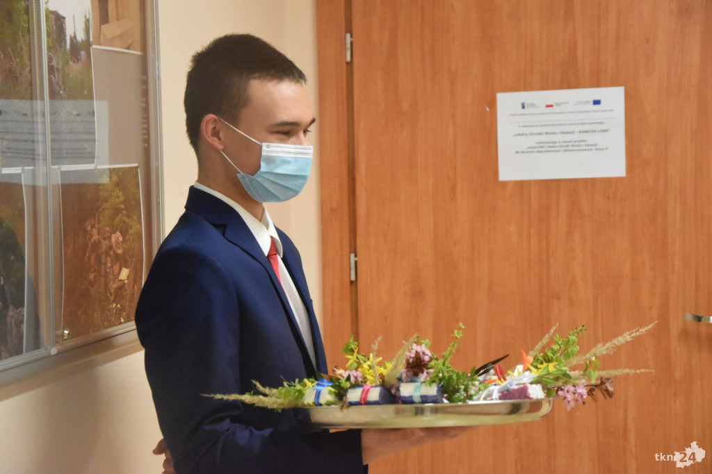 Koneckie szkoły średnie pożegnały maturzystów [wideo, zdjęcia]