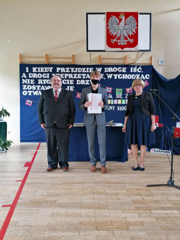 Koneckie szkoły średnie pożegnały maturzystów [wideo, zdjęcia]
