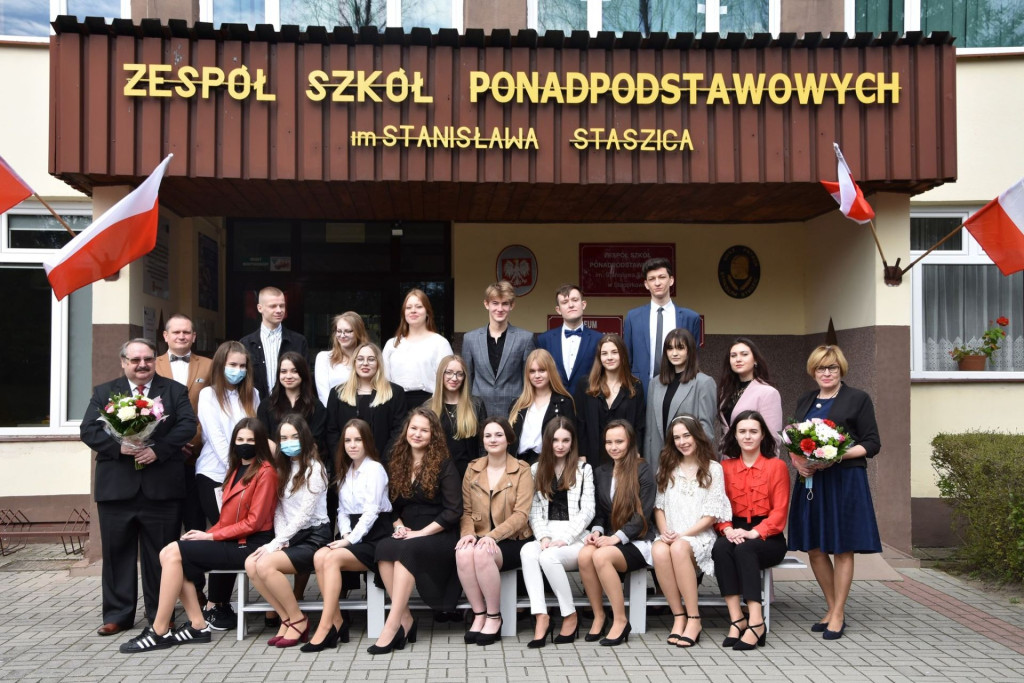 Koneckie szkoły średnie pożegnały maturzystów [wideo, zdjęcia]