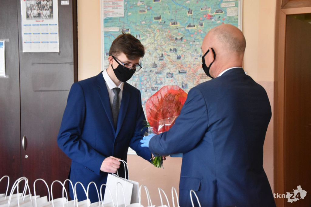 Poznajcie `Złotych Absolwentów` z I LO w Końskich [fotorelacja]