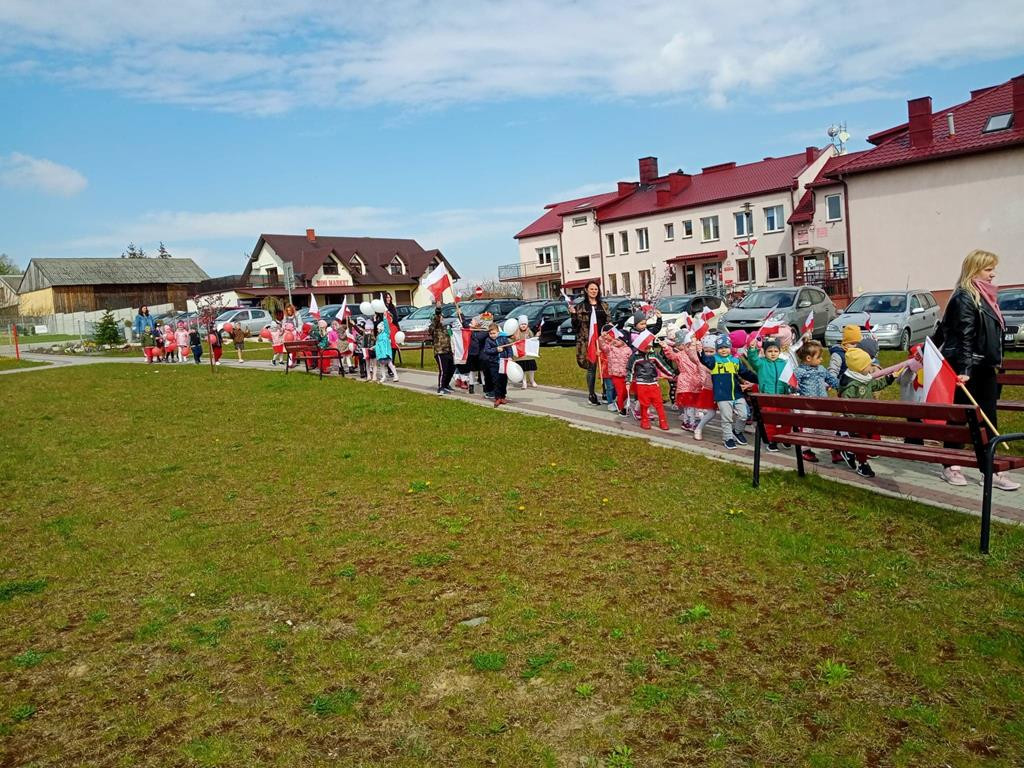 Dzieci z Przedszkola w Smykowie uczciły Święto 3 Maja [zdjęcia]